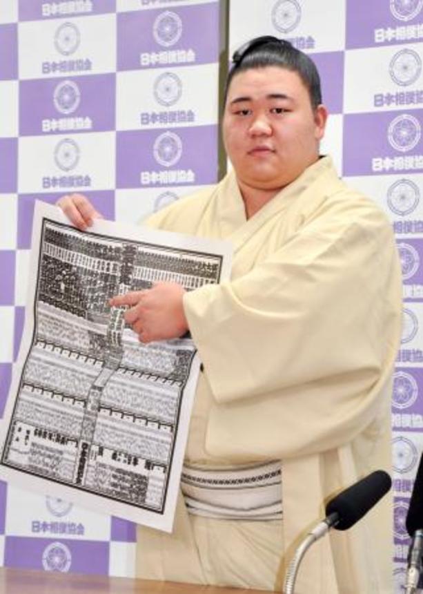 　大相撲秋場所の番付表を手にする新関脇の藤ノ川＝３１日、両国国技館