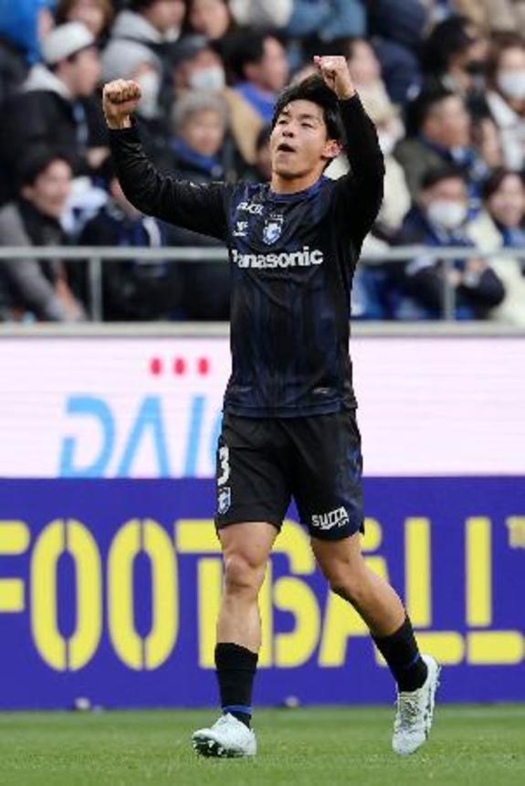 　Ｇ大阪―長崎　後半、決勝ゴールを決め、喜ぶＧ大阪・半田＝パナスタ