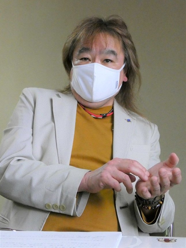 これからもマスクを着ける、難病ゆえの事情を語る沢田勇さん＝養老郡養老町