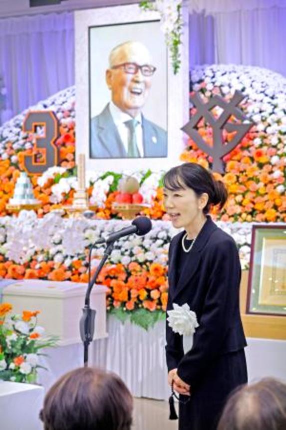 　長嶋茂雄さんの通夜であいさつする喪主を務めた次女の三奈さん＝７日、東京都内（読売新聞社提供）