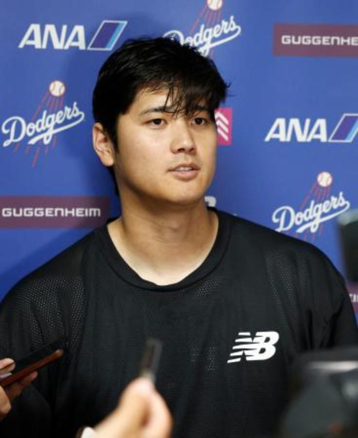 　試合後、取材に応じるドジャース・大谷＝カンザスシティー（共同）