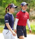 　第１ラウンド、４番のティーエリアに向かう西村優菜（左）と吉田優利＝シービュー（共同）