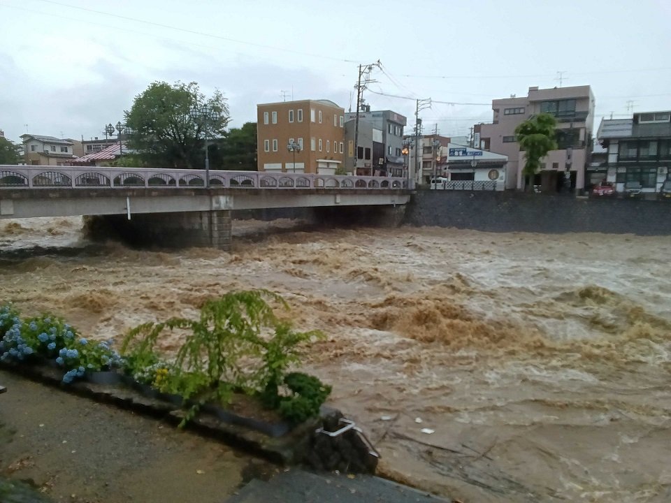 増水した高山市の宮川＝２３日