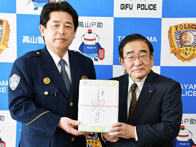 署員に靴下を贈った高山警察官友の会の北村斉会長（右）＝高山署
