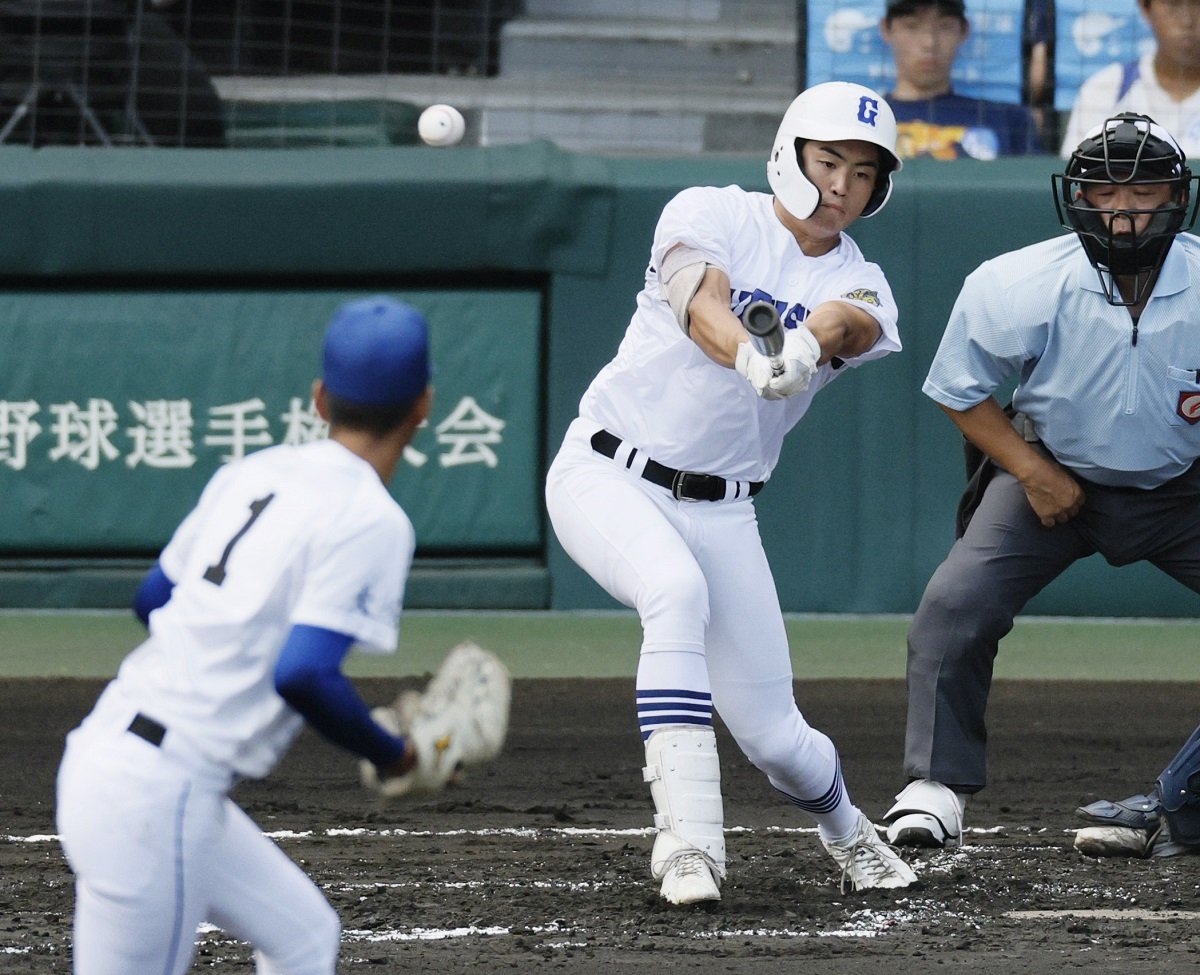 明豊×県岐阜商＝１回裏県岐阜商１死満塁、宮川が右中間に先制の２点二塁打を放つ。投手寺本＝甲子園