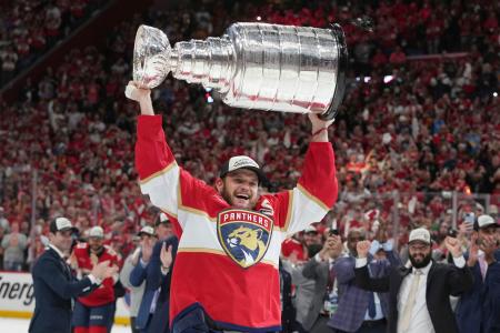 　ＮＨＬで２連覇を達成し、スタンリー・カップを掲げるパンサーズのアレクサンドル・バーコフ主将＝１７日、フロリダ州サンライズ（ＡＰ＝共同）