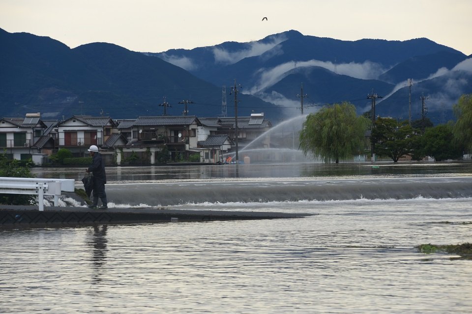 氾濫した杭瀬川＝岐阜県池田町