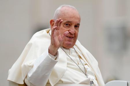 　２０２４年３月、バチカンのサンピエトロ広場でのミサの後、手を振るローマ教皇フランシスコ（ＡＰ＝共同）