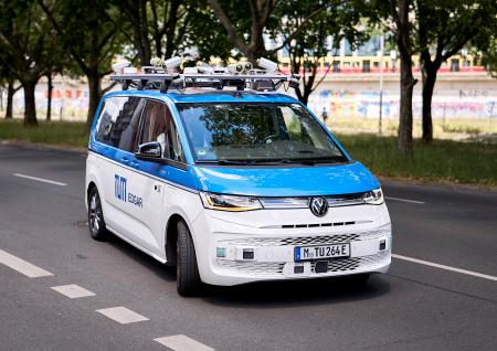 　ドイツのミュンヘン工科大の自動運転の研究用車両＝１１日、ベルリン（ゲッティ＝共同）