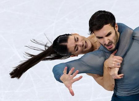 　フリーダンスで演技するロランス・フルニエボードリー（左）、ギヨーム・シゼロン＝１１日、ミラノ（ロイター＝共同）