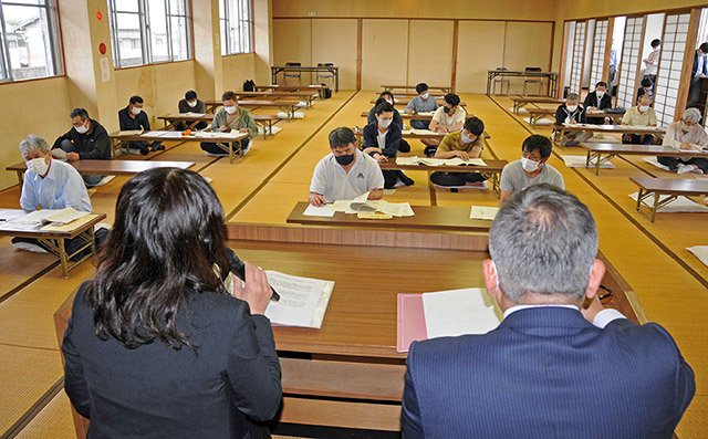 研修会で税務署員（手前）から話を聞く調教師＝５月、羽島郡岐南町薬師寺、厩務員会館