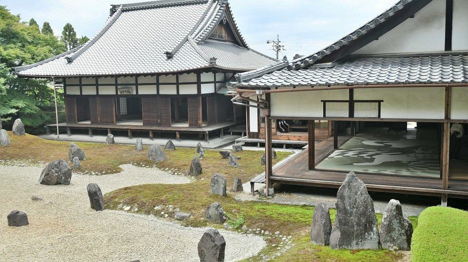 枯山水の庭園へと飛び立つ鶴＝京都市、光明院