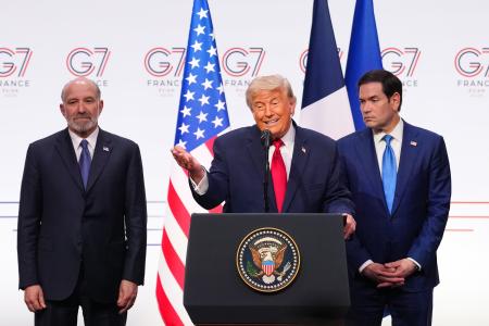 　Ｇ７サミットの閉幕後、記者会見するトランプ米大統領（中央）＝１７日、フランス東部エビアン（ＡＰ＝共同）