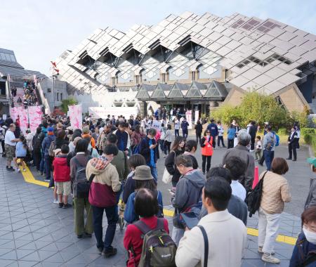 　柔道観戦のため、東京武道館の前に列を作る人たち＝１６日