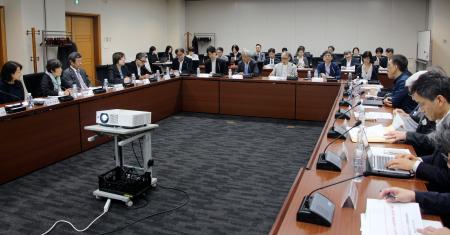 　小説や雑誌を世界市場に売り込むための戦略を議論する文化庁の有識者協議会＝２５日午後、東京都千代田区