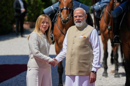 　イタリア・ローマでインドのモディ首相（右）を出迎えるメローニ首相＝２０日（ＡＰ＝共同）