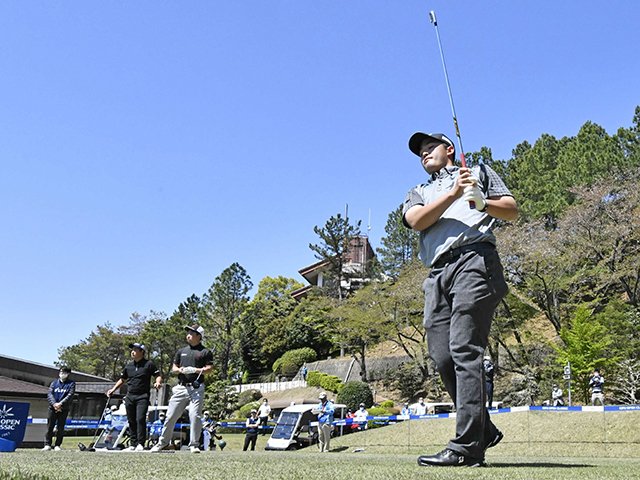 岐阜オープンクラシックが開幕し、予選ラウンドでティーショットを放つ２０１９年覇者の織田信亮＝１０日午前１１時１９分、各務原市須衛天狗谷、各務原ＣＣ