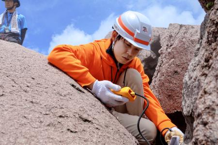 　噴気の温度を計測する九州大の学生＝１２日午後、長崎県の雲仙・普賢岳