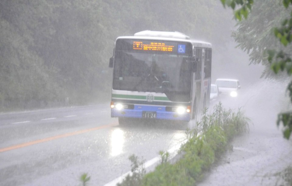 大きく水しぶきをあげながら進む路線バス＝２日午後０時４５分、中津川市福岡