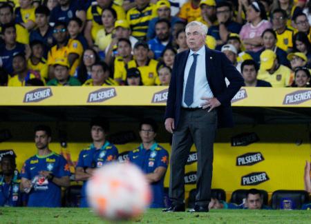 　Ｗ杯南米予選のエクアドル戦でピッチを見つめるブラジルのアンチェロッティ監督＝５日、グアヤキル（ロイター＝共同）