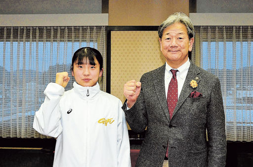 全国大会に向け、意気込む都竹心瑠さん（左）＝高山市役所