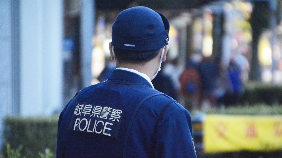 精神保健福祉法に基づく通報の義務を負う警察官。県警は来年度から県保健所と合同で研修会を開き、対応に磨きをかける＝岐阜市内