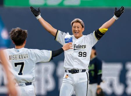 　９回、代打で逆転サヨナラの２点二塁打を放ち、大喜びの杉本＝京セラドーム