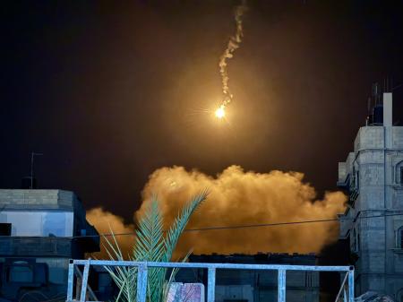 　５日、イスラエルによるパレスチナ自治区ガザ南部ハンユニスへの攻撃後、立ち上る煙（ゲッティ＝共同）