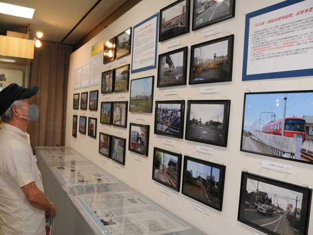 竹鼻線の歴史を写真や資料で紹介している会場＝羽島市竹鼻町、市歴史民俗資料館・映画資料館