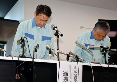 　熊本地震による事故を巡り、記者会見で謝罪する日本製紙の瀬辺明社長（左）ら＝５日午後、熊本県八代市
