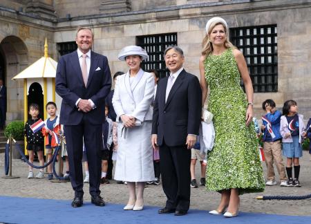 　訪問先のオランダで、ウィレムアレクサンダー国王夫妻と歓迎式典に出席された天皇、皇后両陛下＝１７日、アムステルダム（代表撮影・共同）