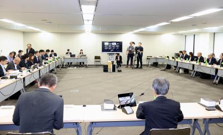 　厚労省で開かれた労働政策審議会の分科会＝１６日午前