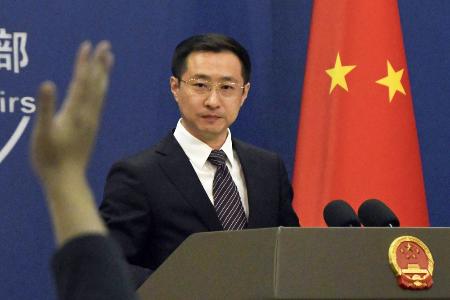 　記者会見する中国外務省の林剣副報道局長＝３日、北京（共同）