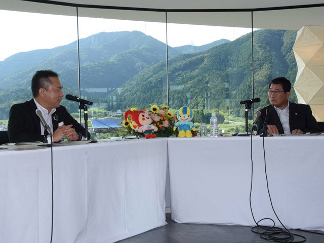 今後の新型コロナウイルス対策や広域観光などについて連携を確認し合う古田肇岐阜県知事（右）と鈴木英敬三重県知事＝不破郡関ケ原町関ケ原、岐阜関ケ原古戦場記念館