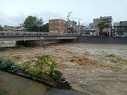 増水した高山市の宮川＝２３日