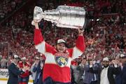 　ＮＨＬで２連覇を達成し、スタンリー・カップを掲げるパンサーズのアレクサンドル・バーコフ主将＝１７日、フロリダ州サンライズ（ＡＰ＝共同）