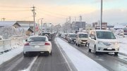 積雪や路面の凍結で渋滞する道路＝１４日午前７時３６分、岐阜市内