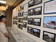 竹鼻線の歴史を写真や資料で紹介している会場＝羽島市竹鼻町、市歴史民俗資料館・映画資料館