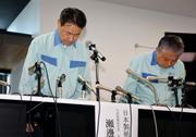 　熊本地震による事故を巡り、記者会見で謝罪する日本製紙の瀬辺明社長（左）ら＝５日午後、熊本県八代市