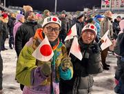 　ノルディックスキー・ジャンプ女子ノーマルヒルの観戦に訪れた井出隆さん（左）＝７日、プレダッツォ（共同）