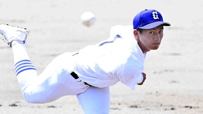 県岐阜商×高山西＝７回表、力投する県岐阜商のエース森＝長良川