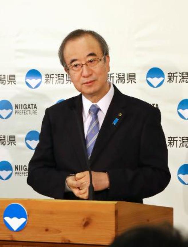 　新潟県庁で記者会見する花角英世知事＝１４日午前