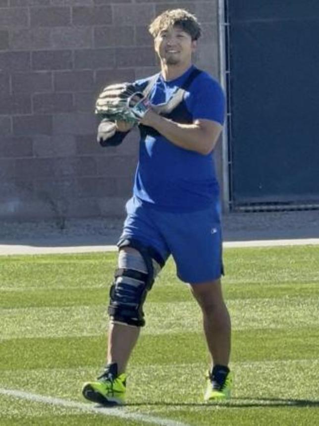 　キャッチボールするカブス・鈴木＝２１日、メサ