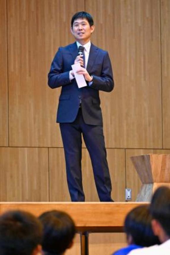 　子どもたちに向けた講演を行うサッカー日本代表の森保一監督＝２７日、鹿児島県奄美市