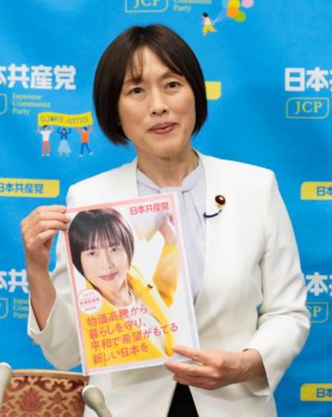 　夏の参院選公約を発表し、撮影に応じる共産党の田村委員長＝５日午後、国会