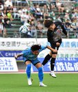 ＦＣ岐阜×福島＝後半、ヘディングシュートを放つＦＣ岐阜のＭＦ窪田＝長良川競技場