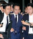 　首相官邸に入る簗農相（中央）＝１４日午後