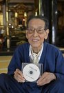 震災紀念堂への思いを込めた曲を収録したＣＤを手にする篠田隆夫さん＝岐阜市若宮町、震災紀念堂