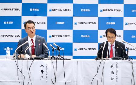 　記者会見する日本製鉄の森高弘副会長（右）と今井正社長＝９日午後、東京都千代田区