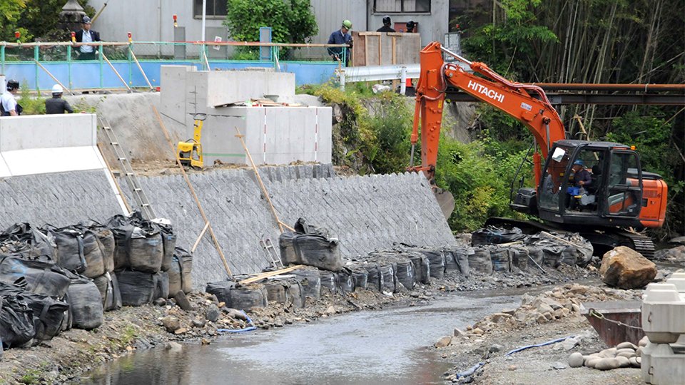 作業員が擁壁の下敷きとなり死亡した河川改修工事の現場＝１５日午後、可児市久々利